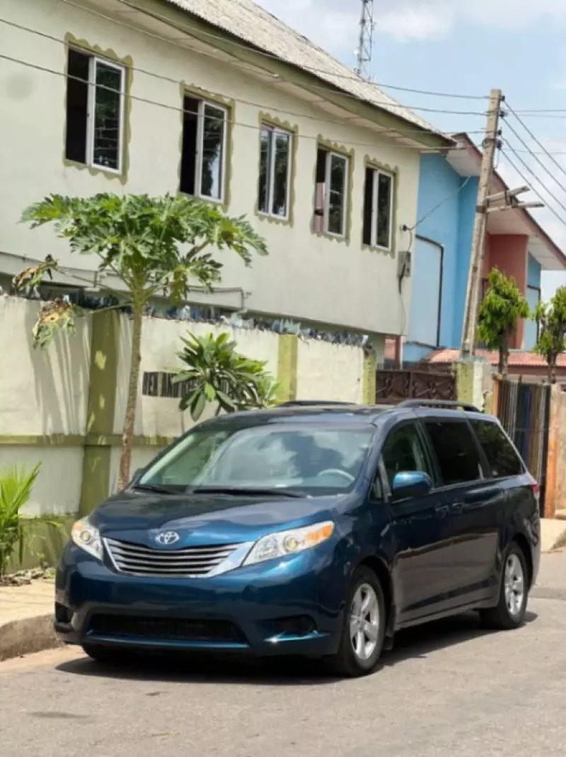Toyota Sienna - 2011
