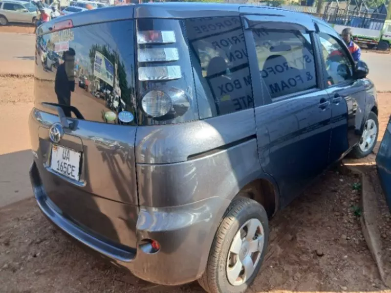 Toyota Sienta   - 2010