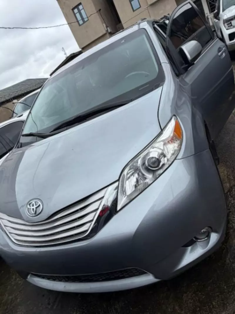 TOYOTA Sienna   - 2013