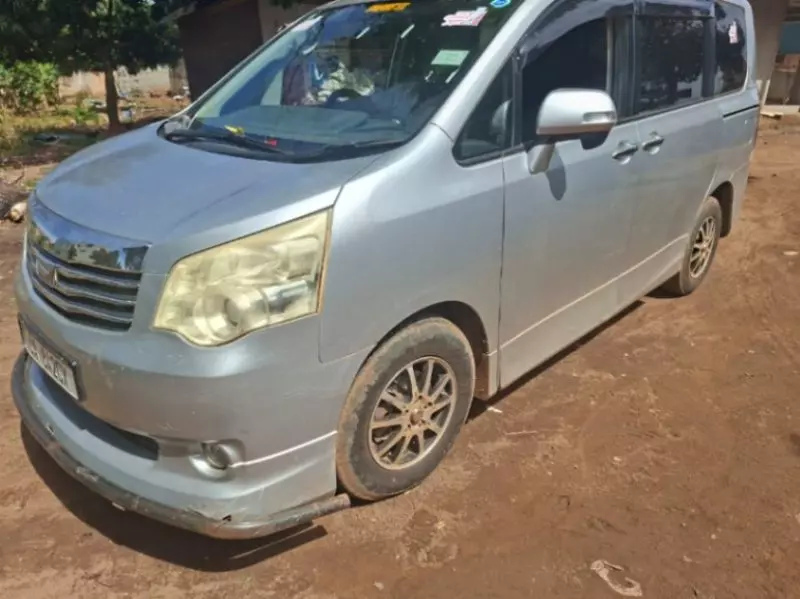 TOYOTA Noah - 2010