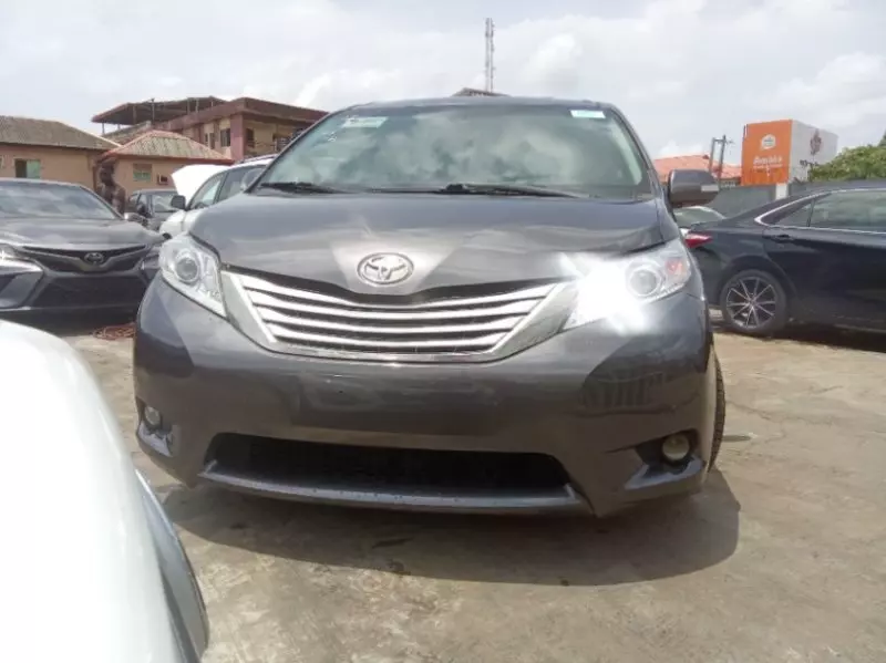 Toyota Sienna   - 2013