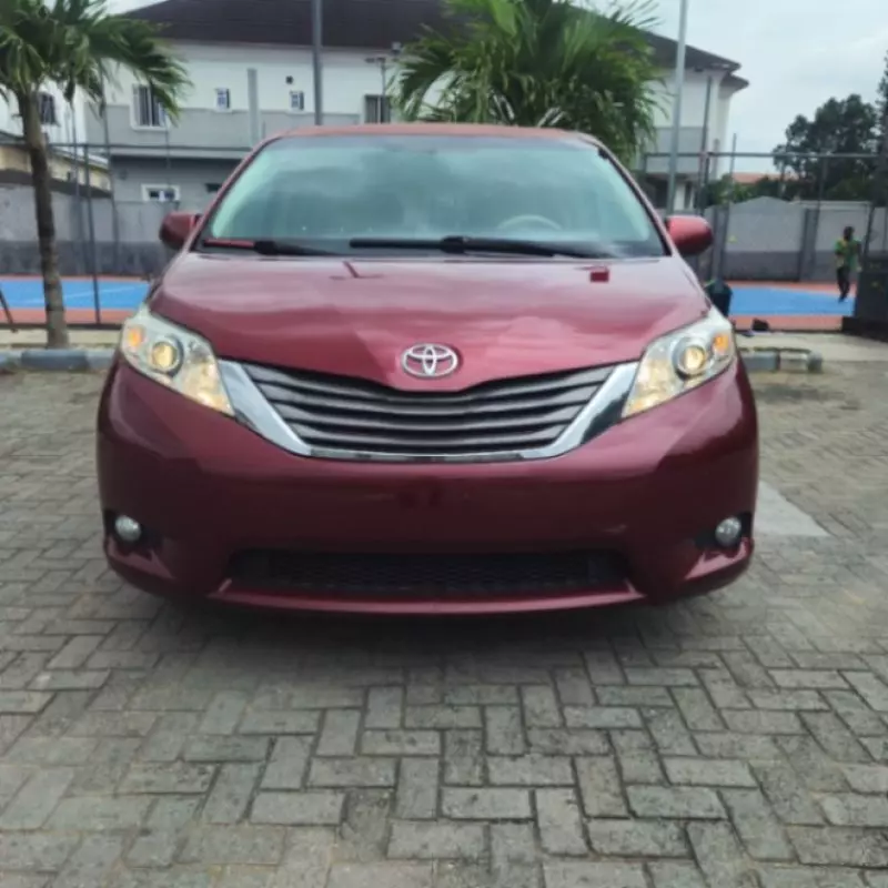 TOYOTA Sienna   - 2011
