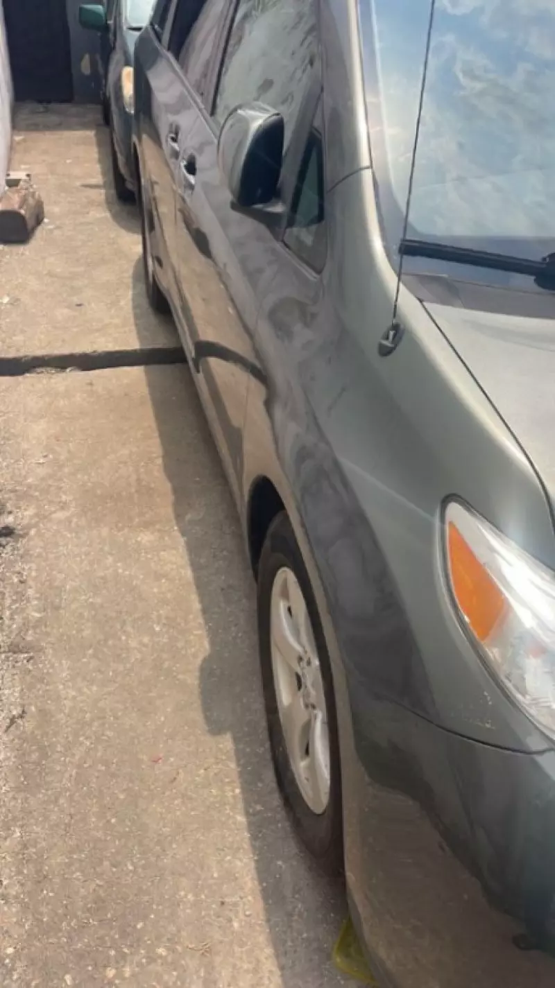 Toyota Sienna   - 2011