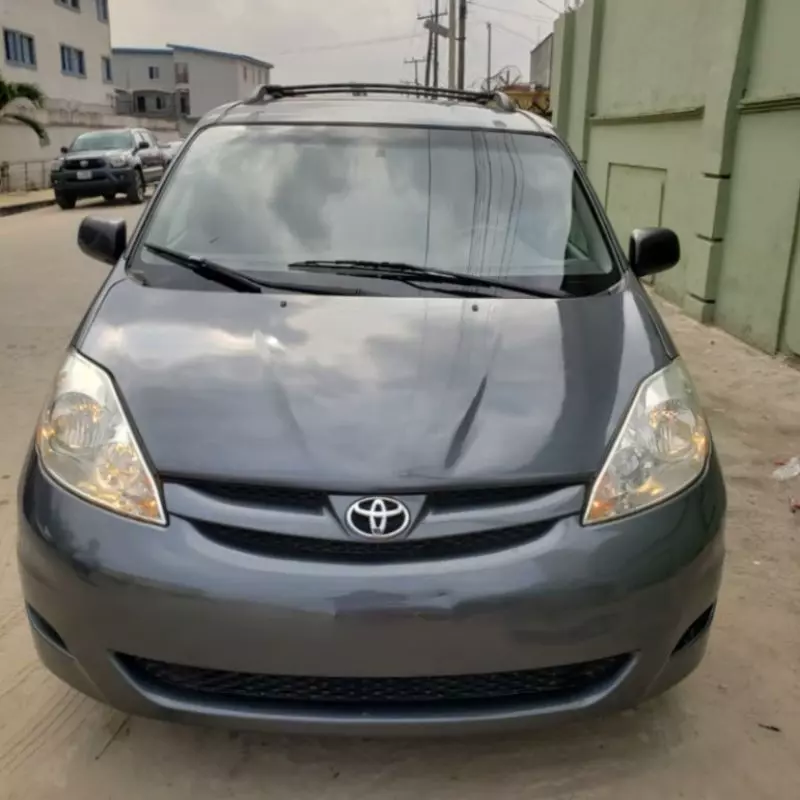 TOYOTA Sienna   - 2010