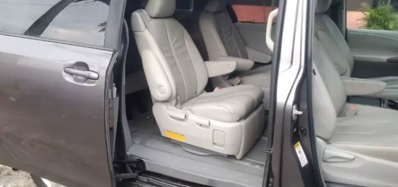 TOYOTA Sienna   - 2011