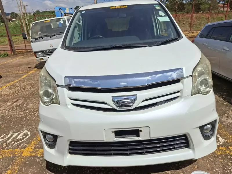 TOYOTA Noah   - 2012