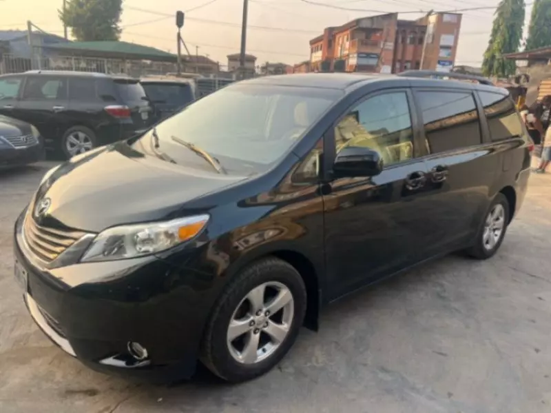 Toyota Sienna   - 2011
