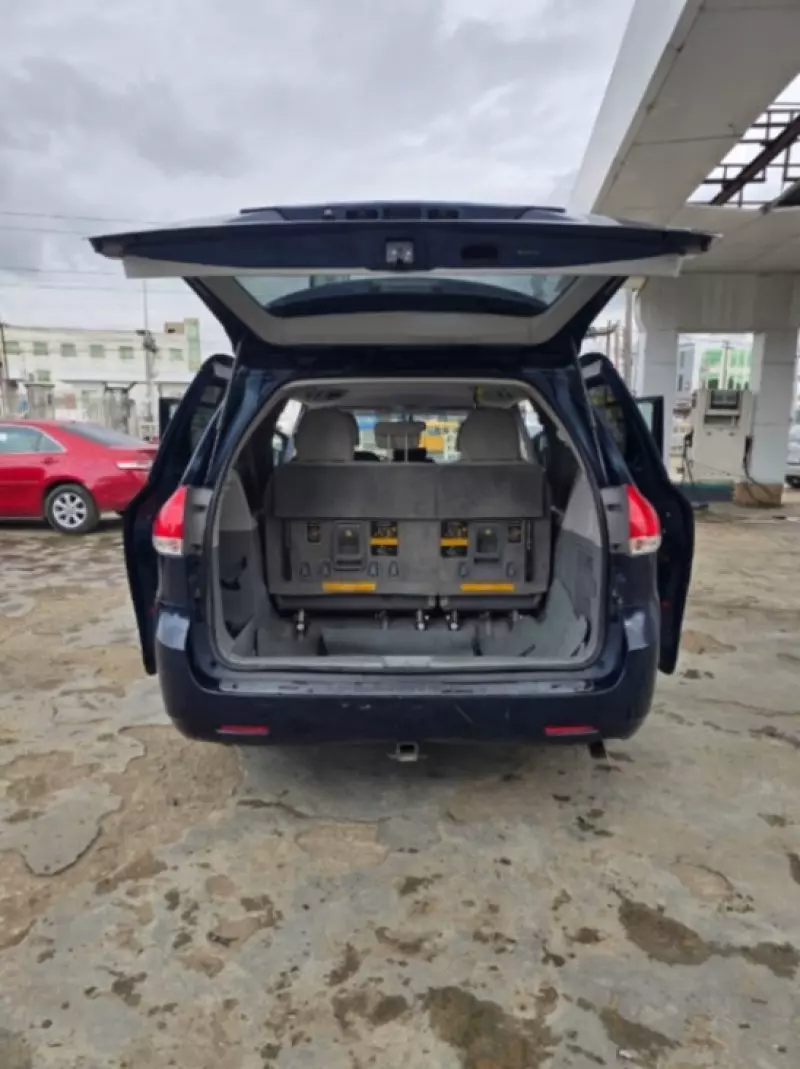 TOYOTA Sienna   - 2011