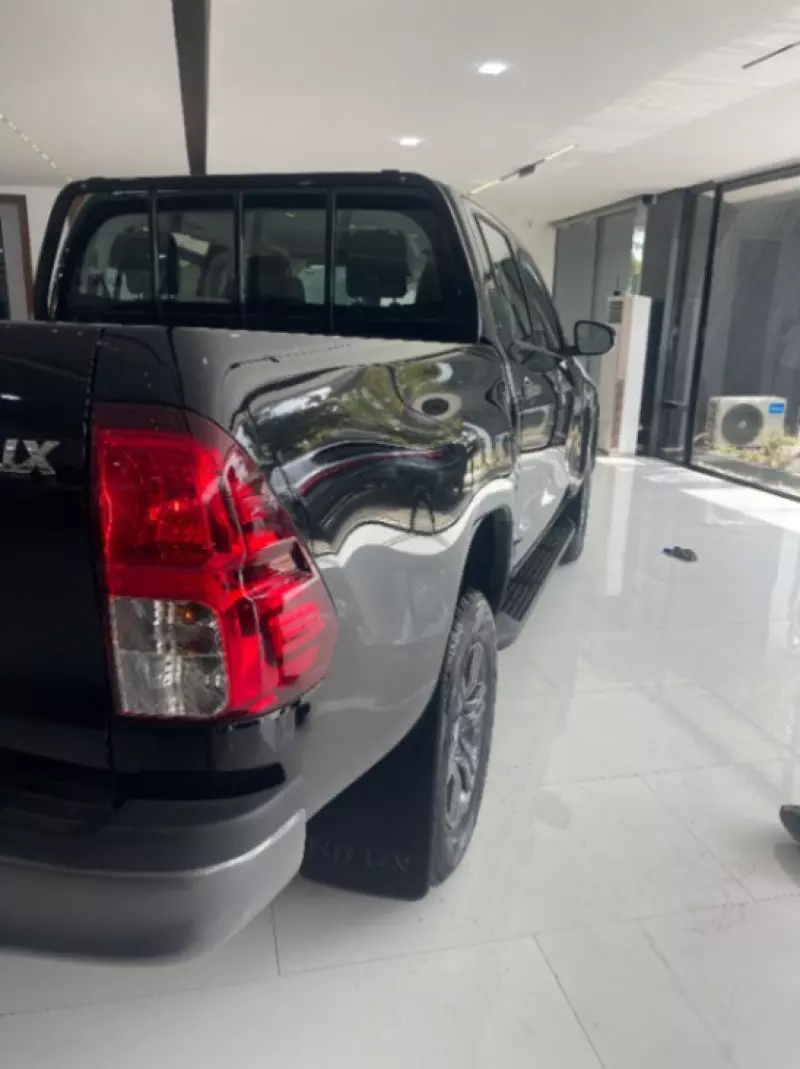 Toyota Hilux   - 2025