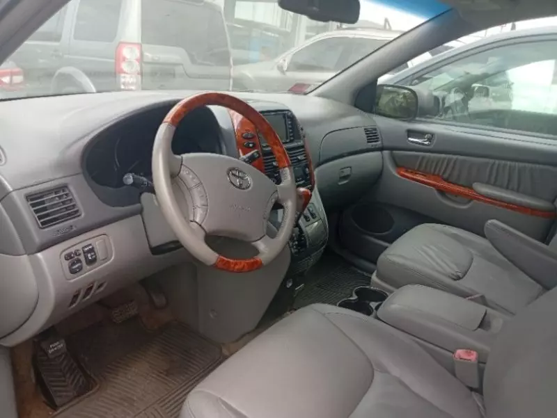 Toyota Sienna   - 2010