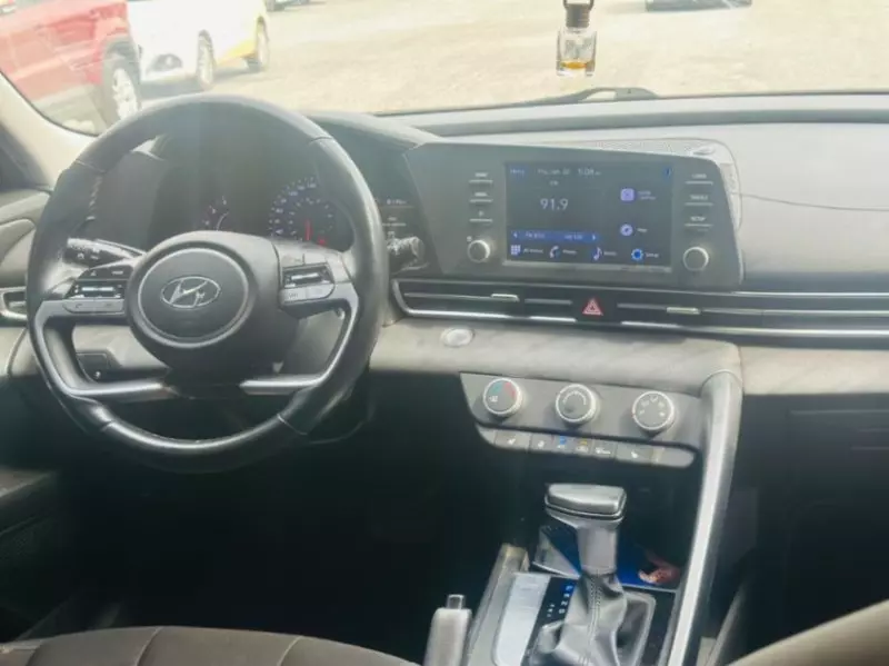 Hyundai Elantra   - 2021