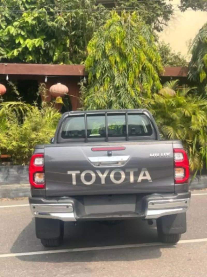 Toyota Hilux   - 2025