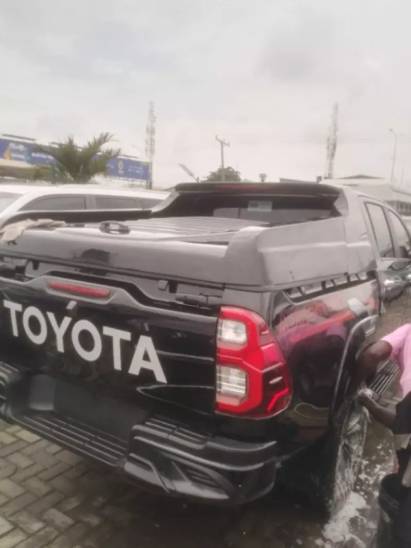 Toyota Hilux    - 2017