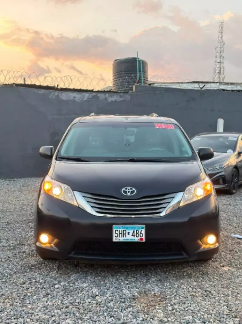Toyota Sienna   - 2011