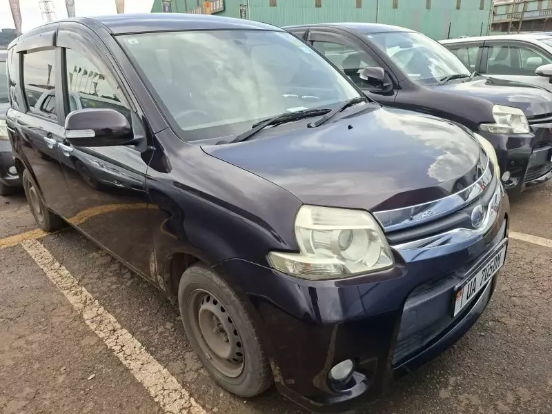 Toyota Sienta   - 2012