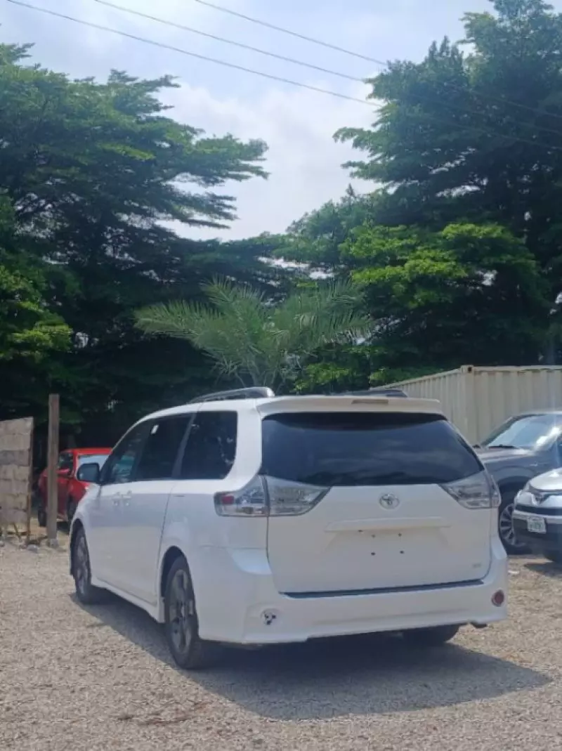 Toyota Sienna   - 2012