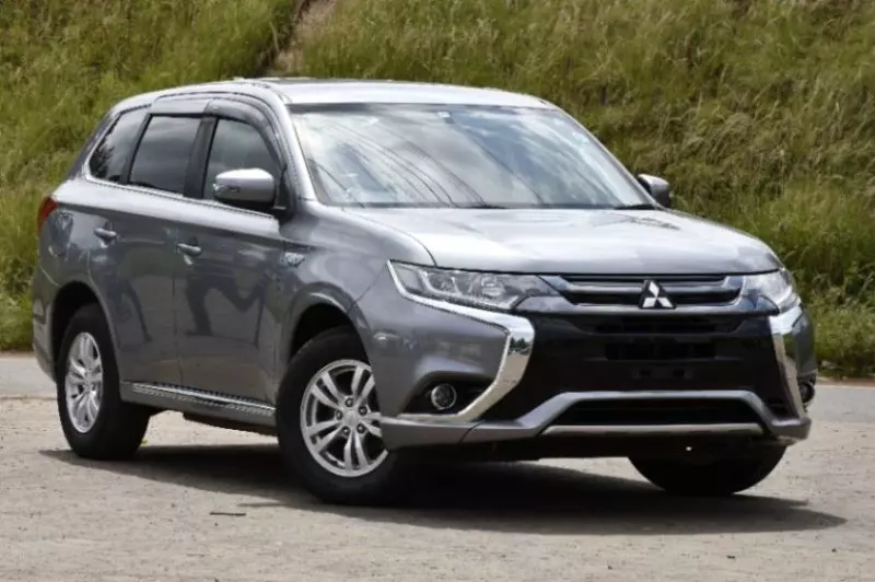 Mitsubishi Plug-in Hybrid Outlander   - 2017