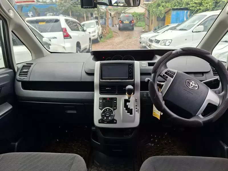 Toyota Noah - 2010