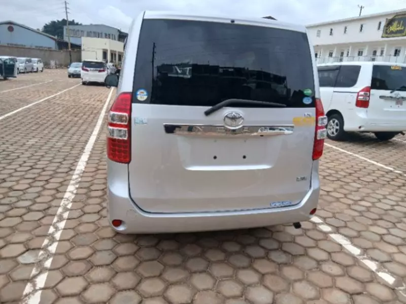 Toyota Noah   - 2013