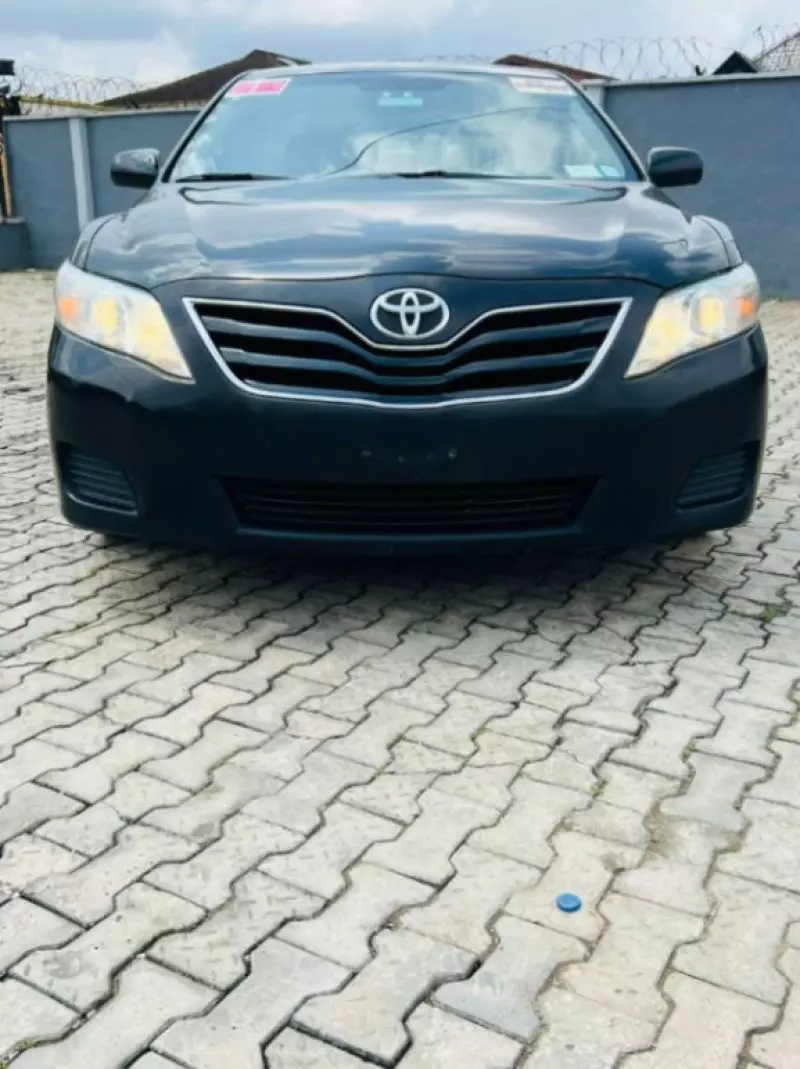 Toyota Camry   - 2010
