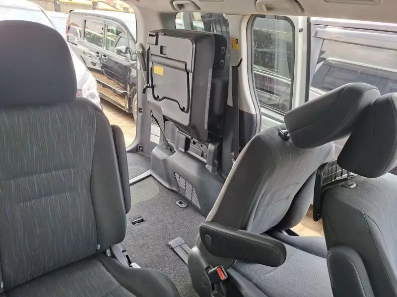 Toyota Noah - 2011