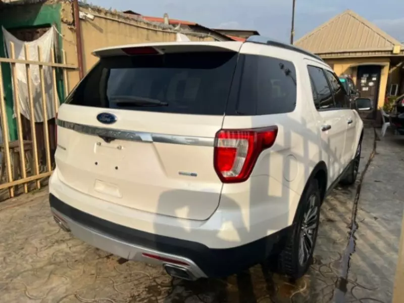Ford Explorer   - 2016