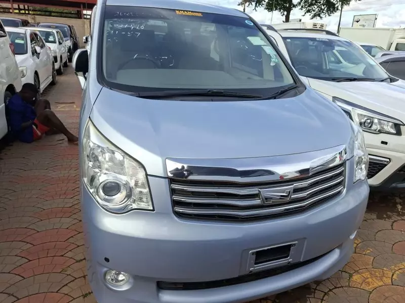 Toyota Noah   - 2013