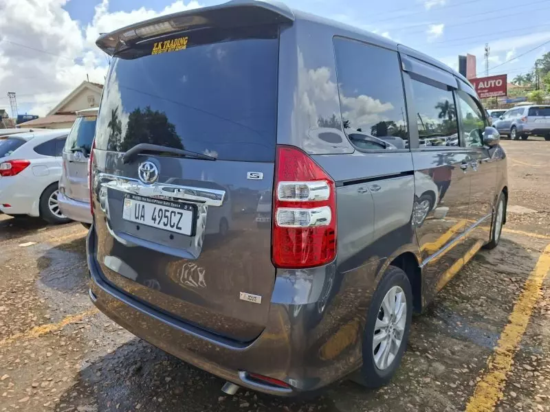Toyota Noah   - 2012