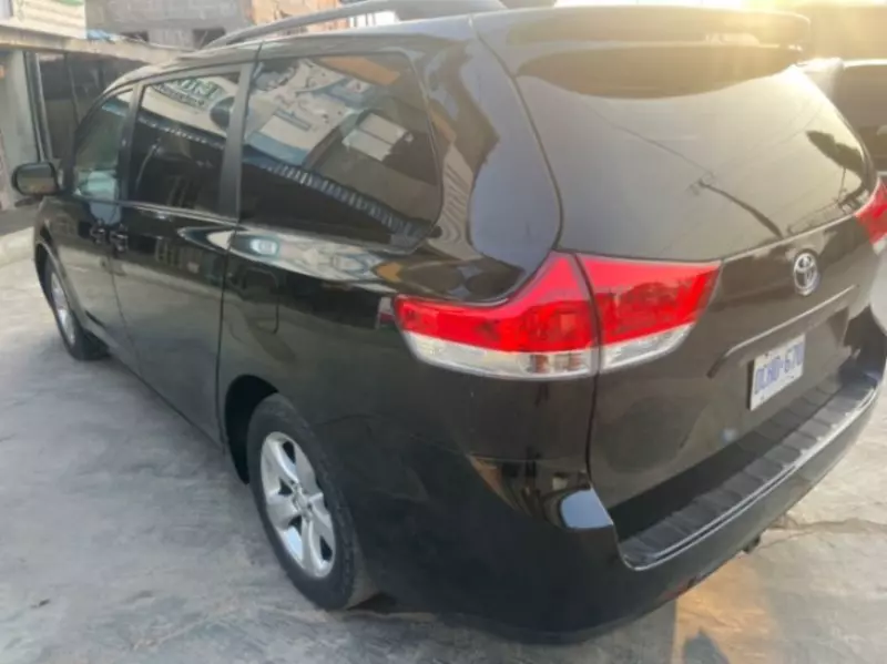 Toyota Sienna   - 2011