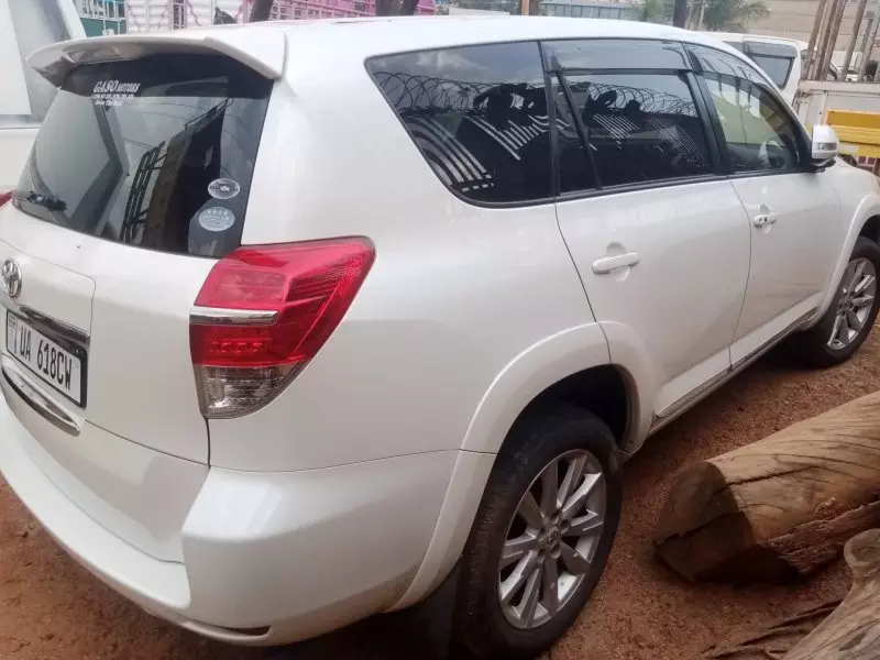Toyota Vanguard    - 2010