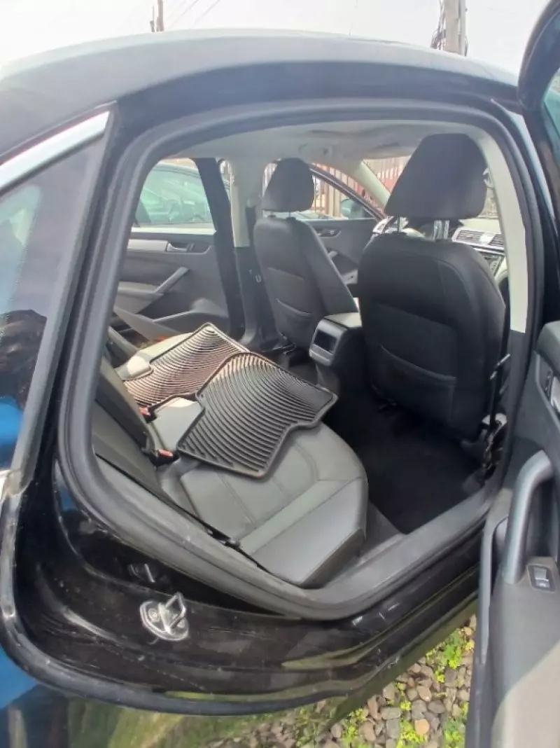 Volkswagen Passat   - 2011