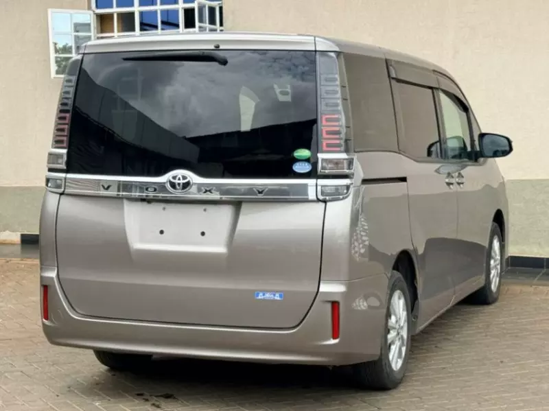Toyota Voxy    - 2018