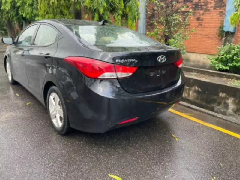 Hyundai Elantra   - 2013