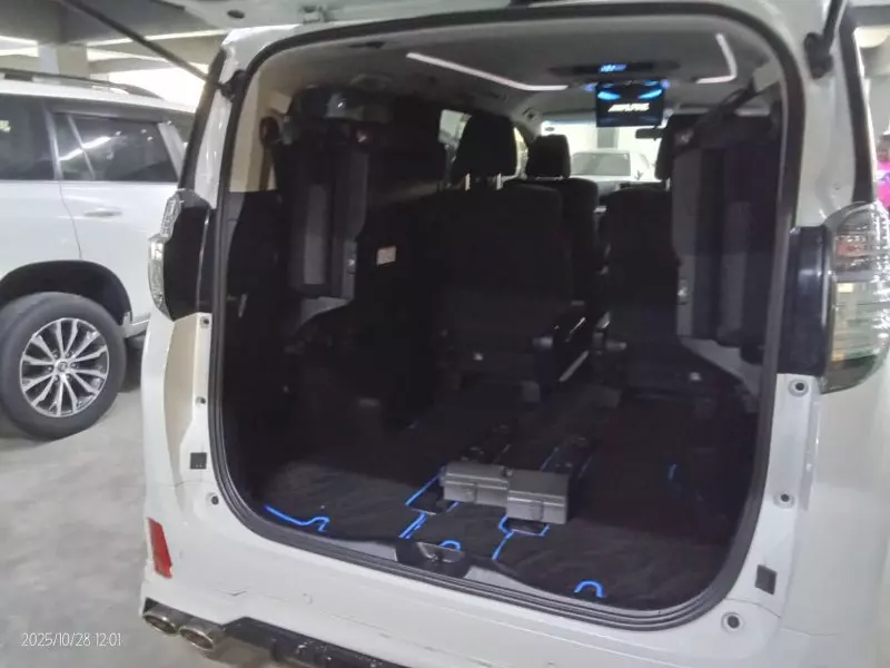 Toyota Vellfire    - 2017