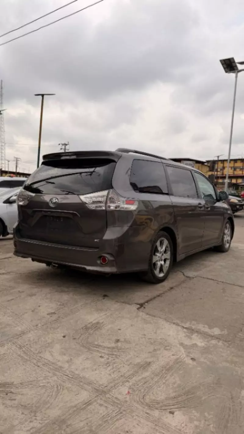 TOYOTA Sienna   - 2012