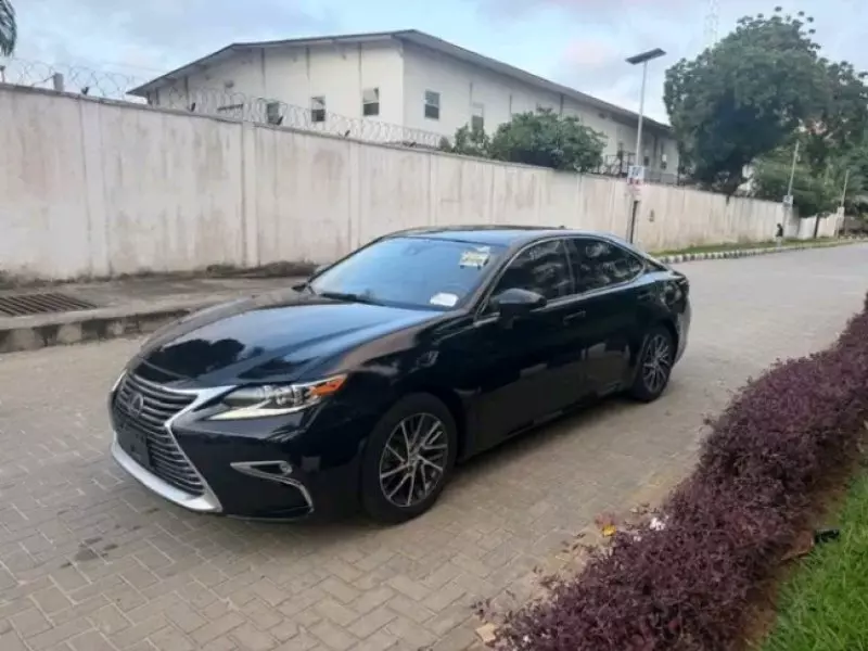Lexus ES   - 2017