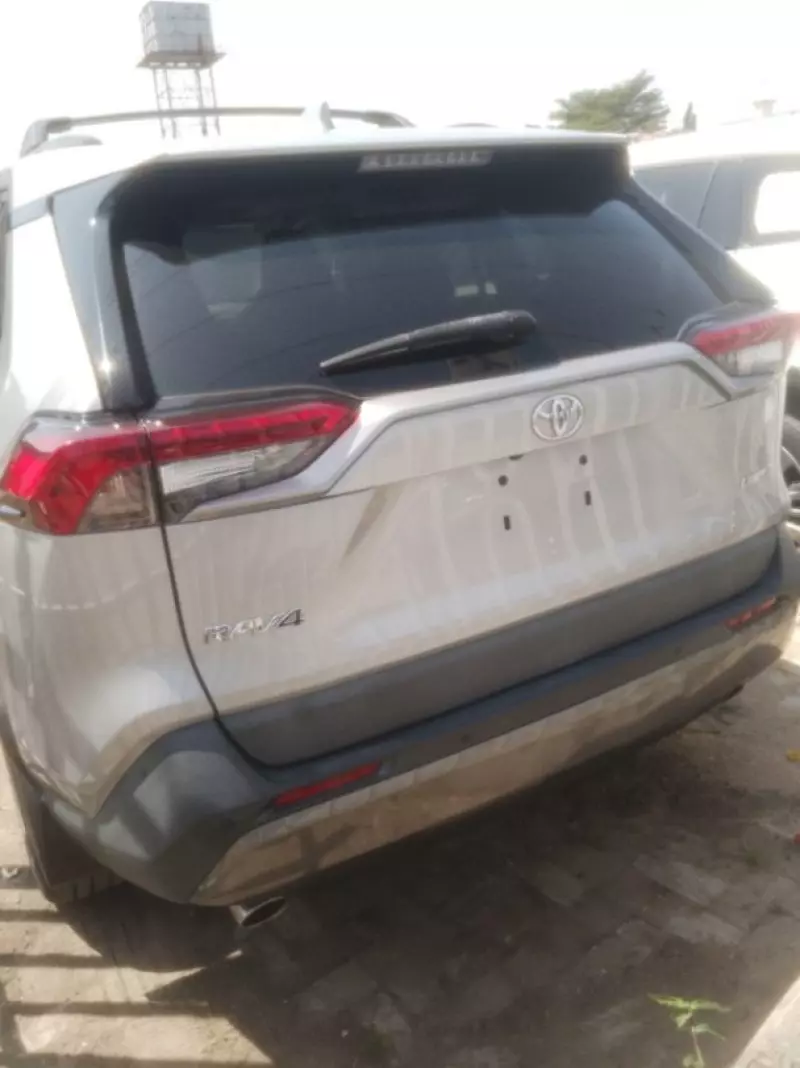 Toyota RAV 4   - 2019