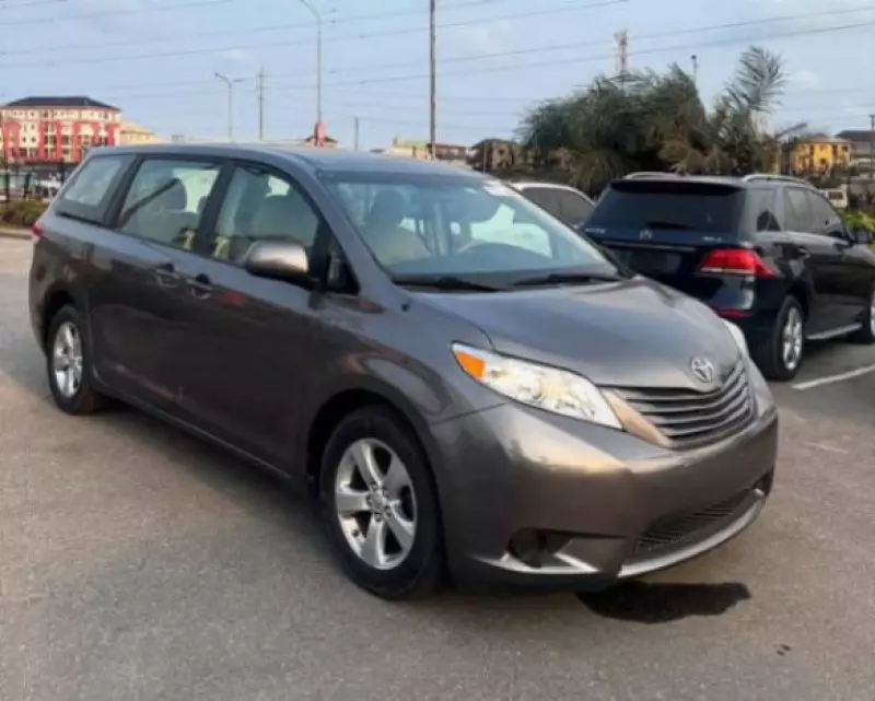 TOYOTA Sienna   - 2011