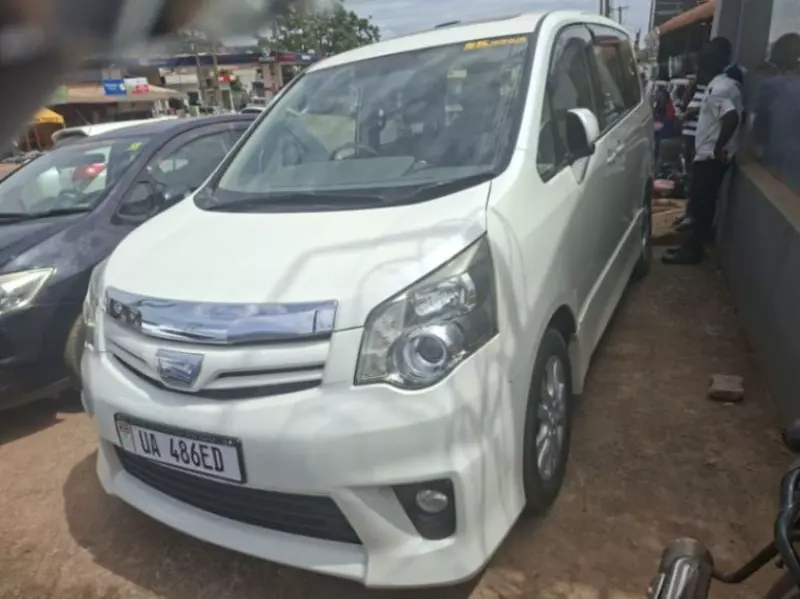 Toyota Noah   - 2013