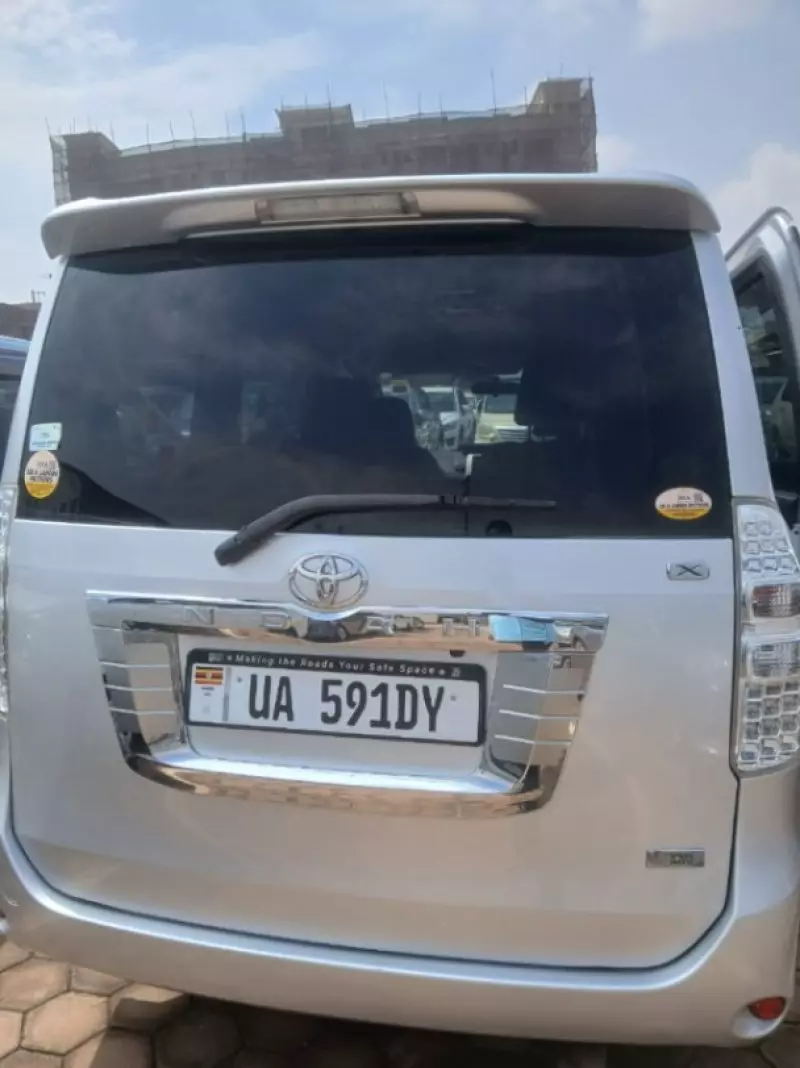 TOYOTA Noah   - 2012