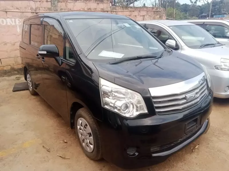 Toyota Noah   - 2013