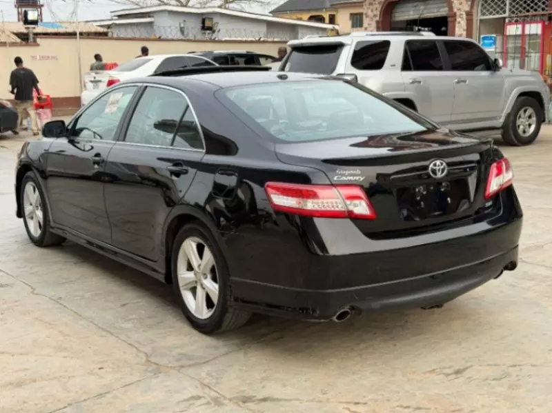 Toyota Camry   - 2011