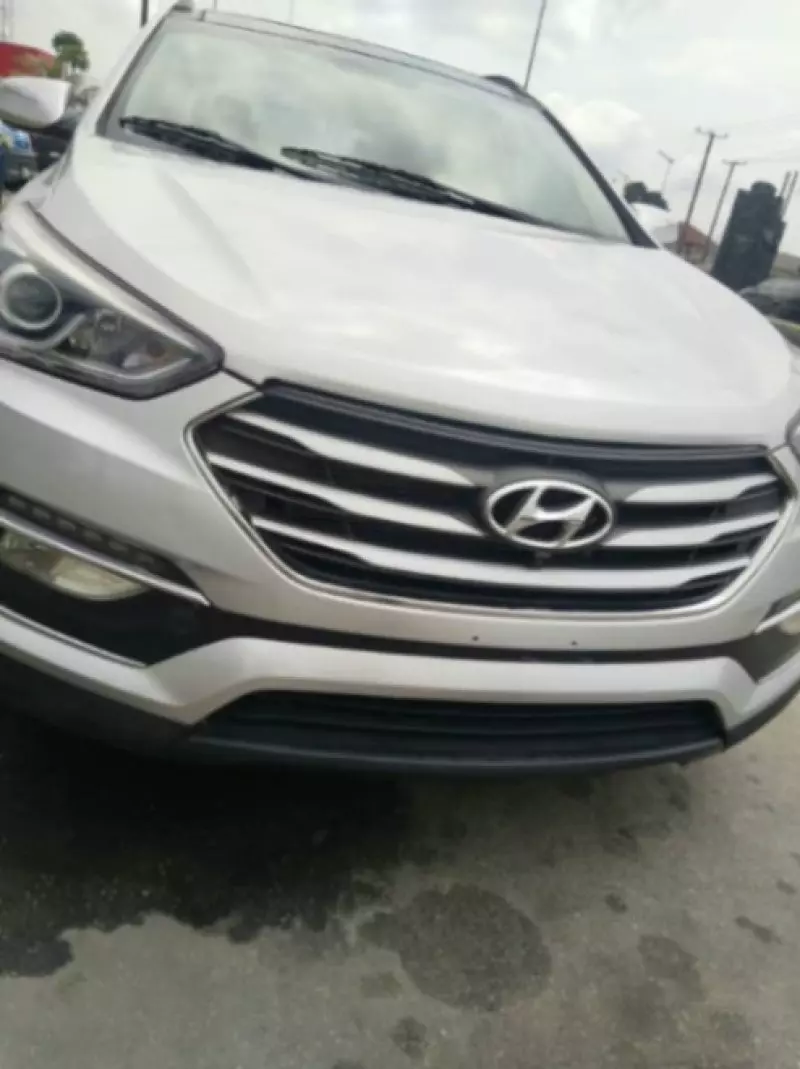 Hyundai Santa Fe   - 2017