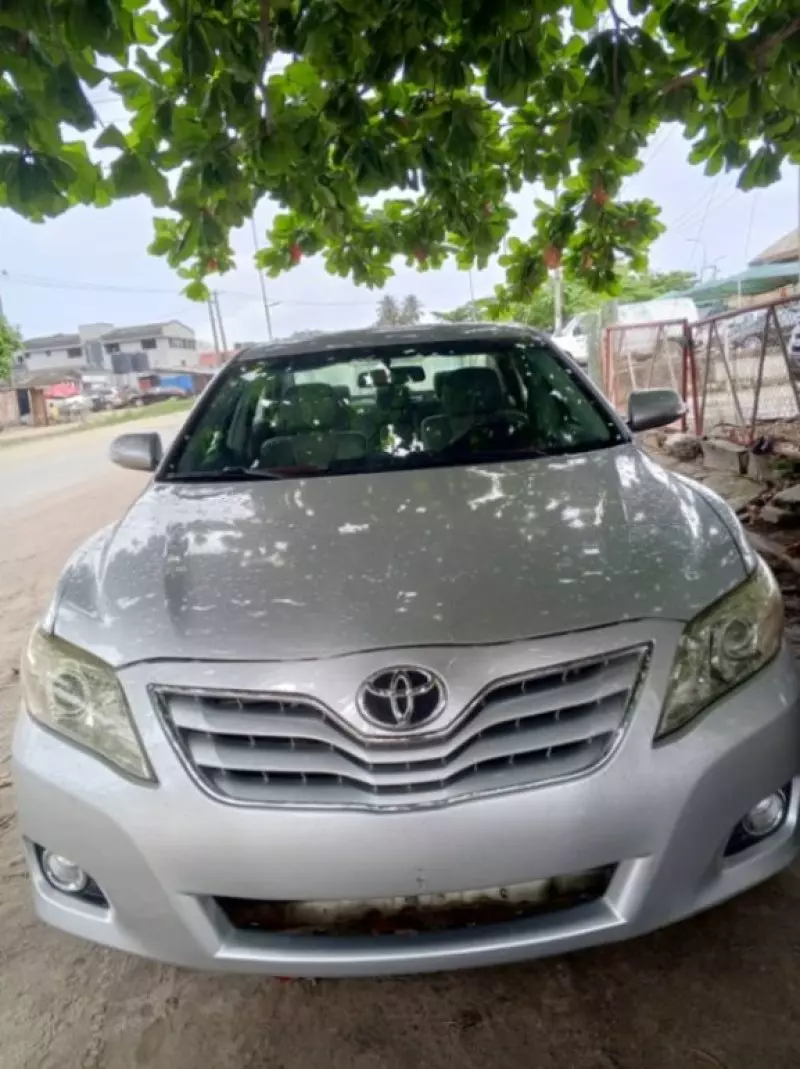 Toyota Camry   - 2010