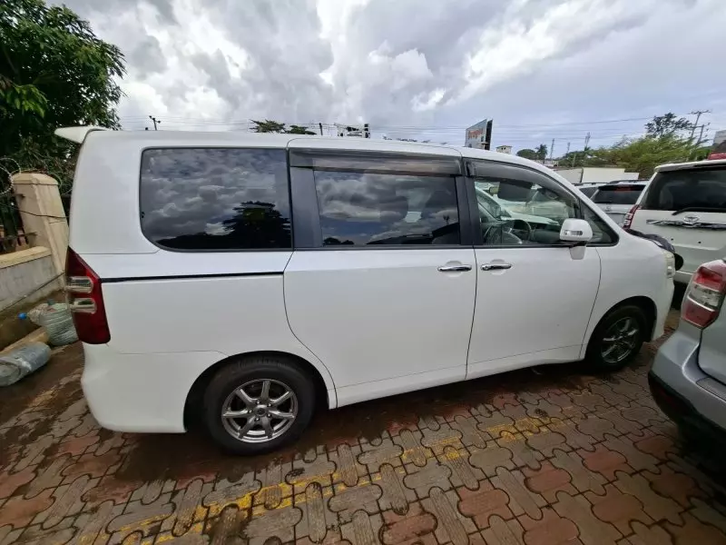 Toyota Noah - 2012