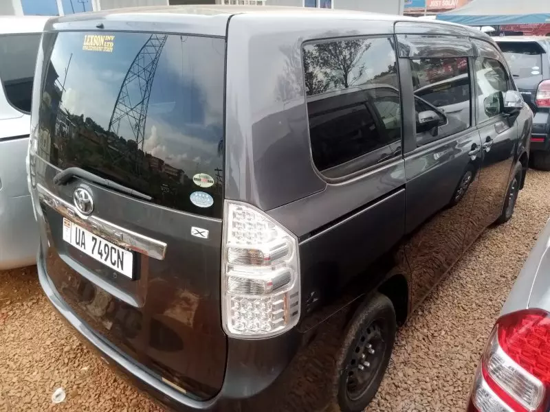 Toyota Noah   - 2010