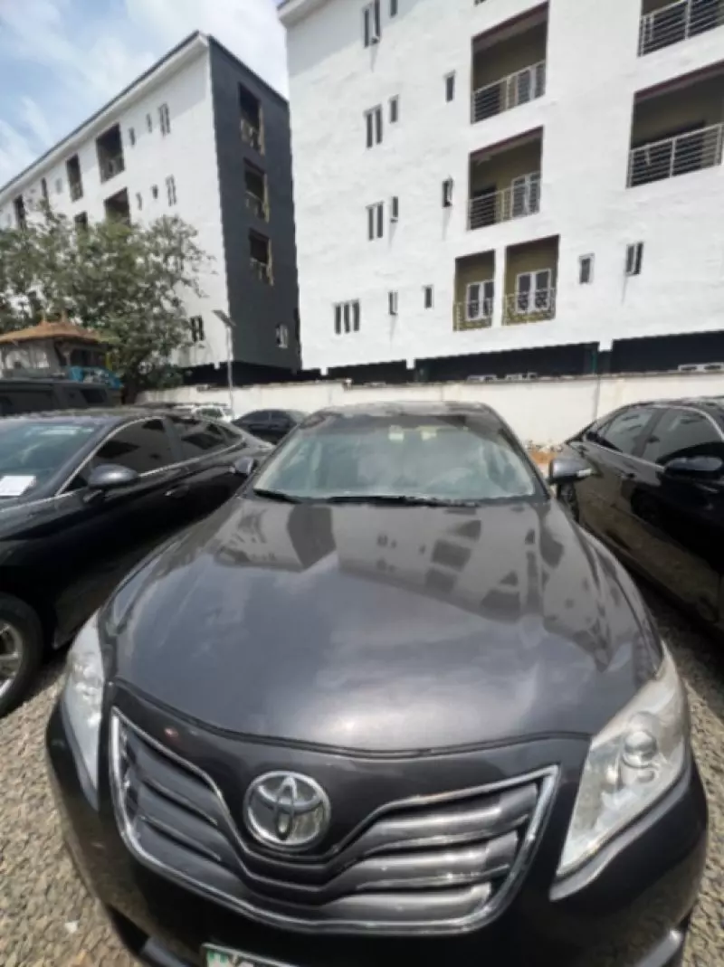 TOYOTA Camry - 2010