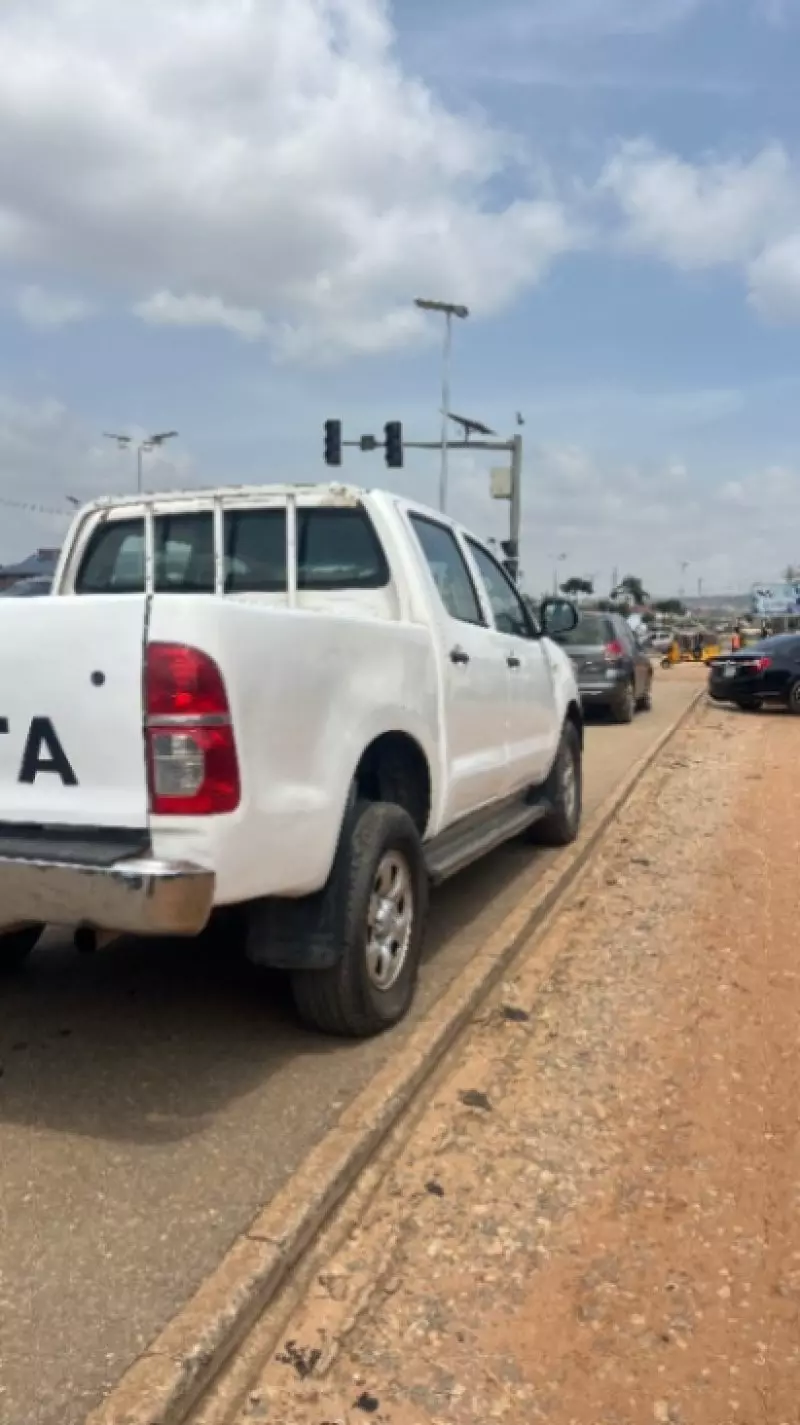TOYOTA Hilux   - 2011