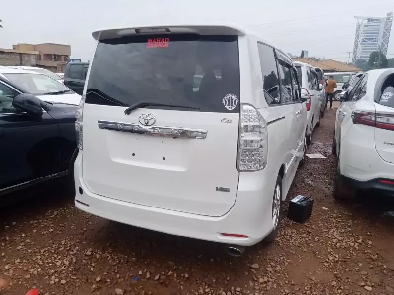 Toyota Noah   - 2012