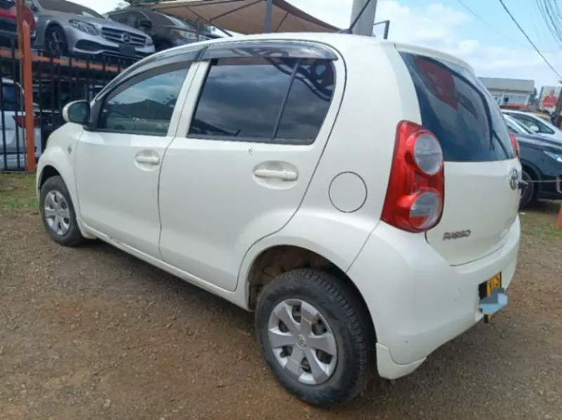 Toyota Passo   - 2011